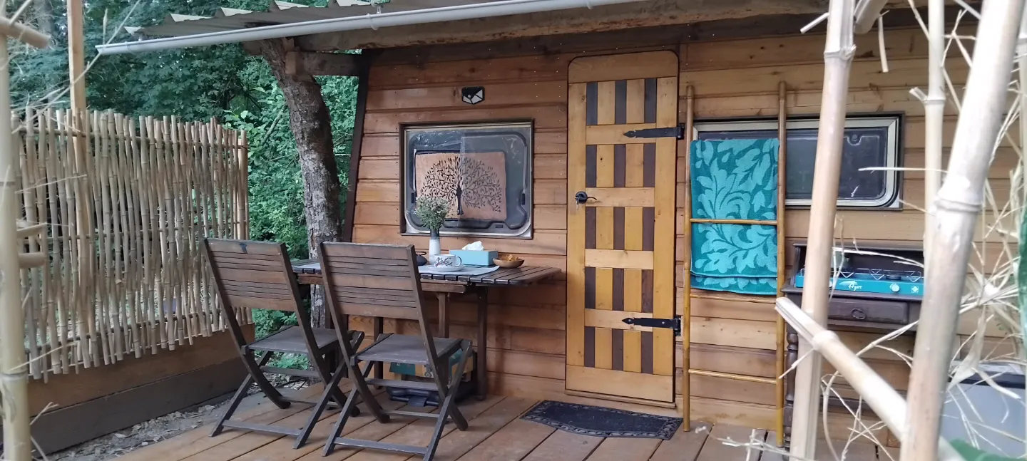Caravane en bois du coin des mésanges, caravane à Dommartin-le-Saint-Père