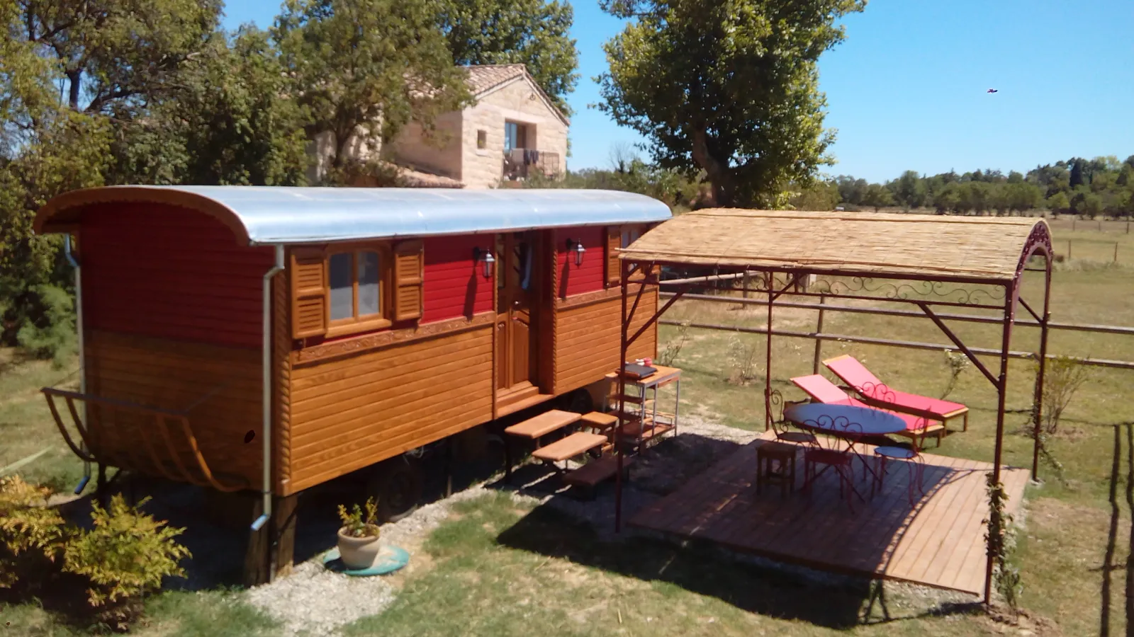 La Nanou'che en Camargue, roulotte en bois à Le Cailar