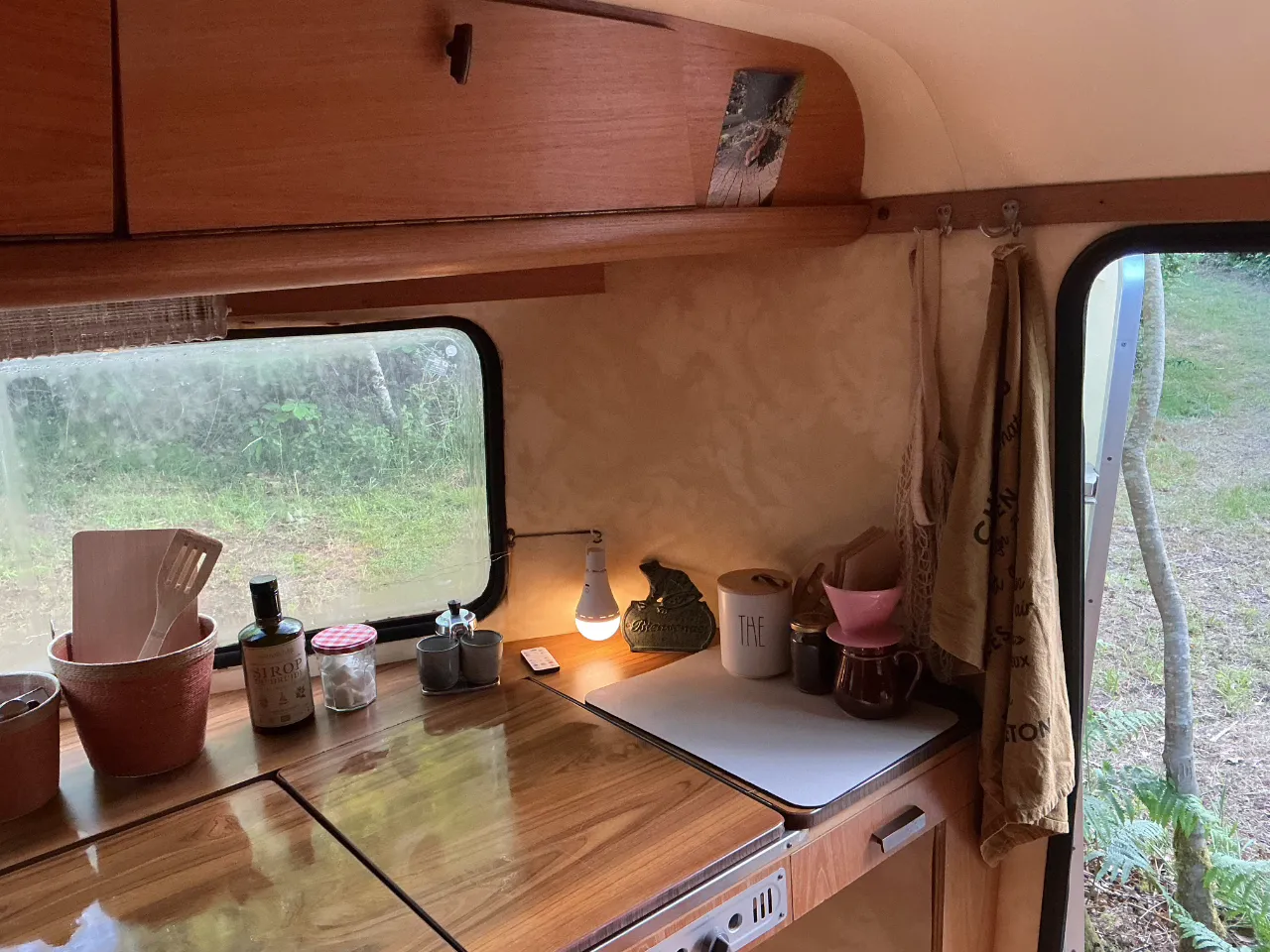 La petite caravane vintage de 1984 à Plougoumelen, photo 2