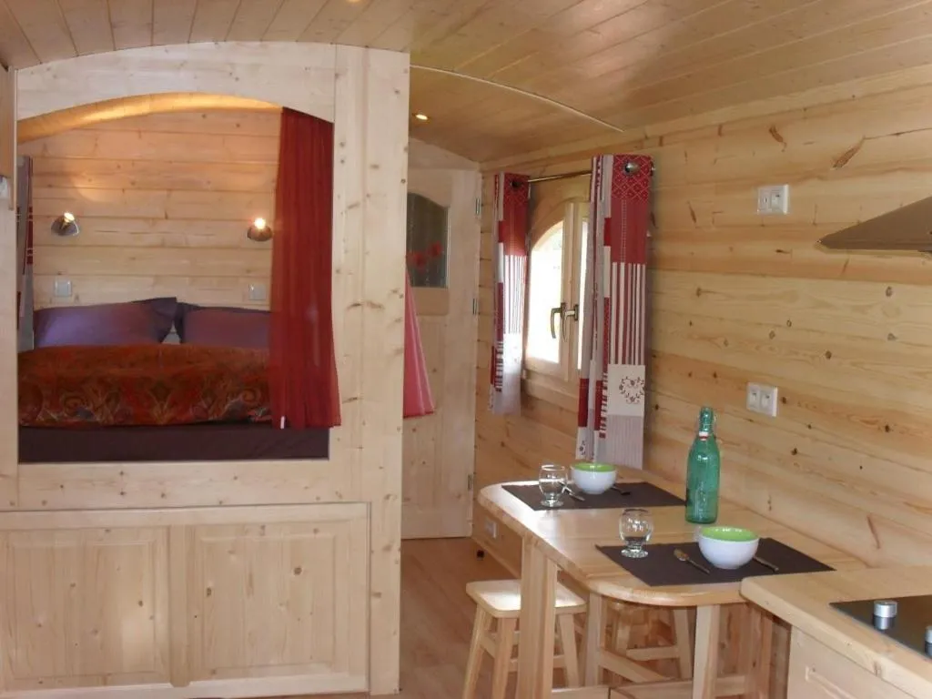 La roulotte à la ferme, roulotte en bois à Palogneux