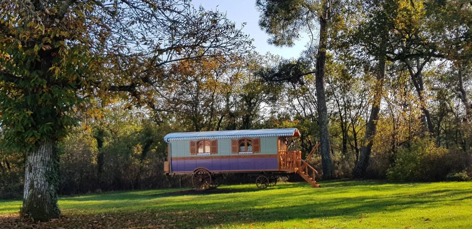Roulotte Au Bois Chéri, roulotte gitane à Bussac-Forêt