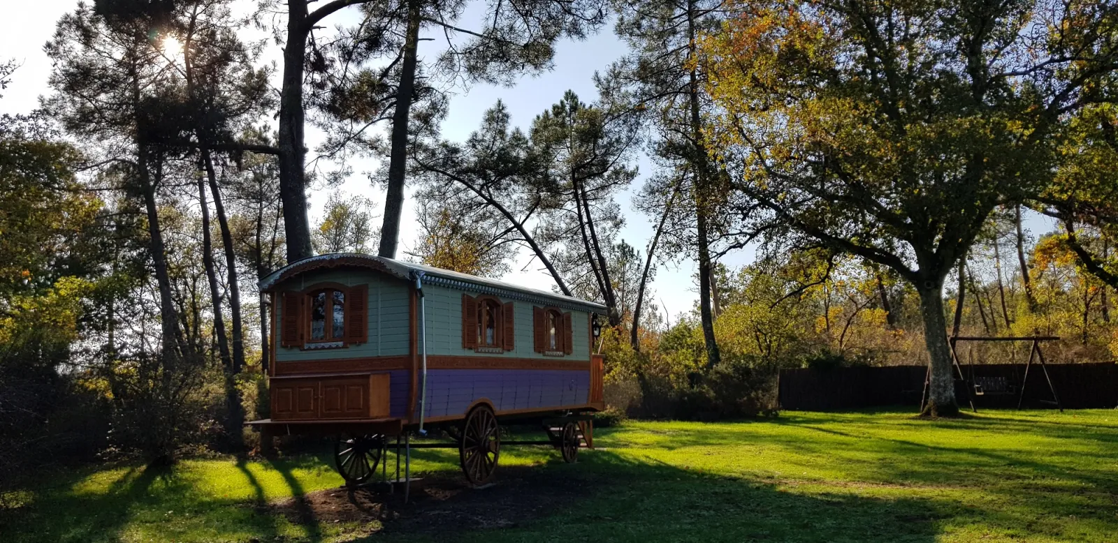 Roulotte Au Bois Chéri à Bussac-Forêt, photo 3