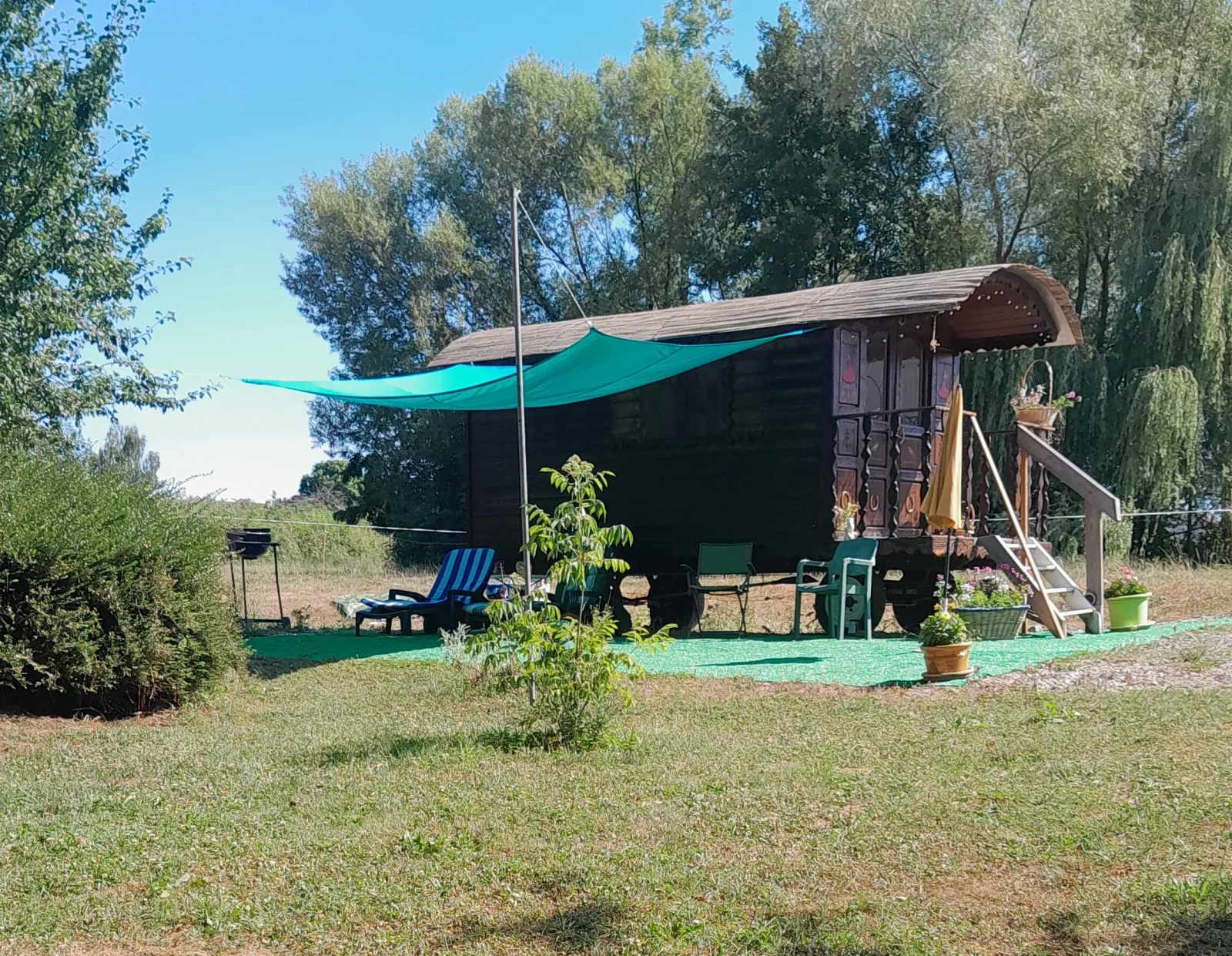 La roulotte au bord de l'étang, roulotte à Larnaud