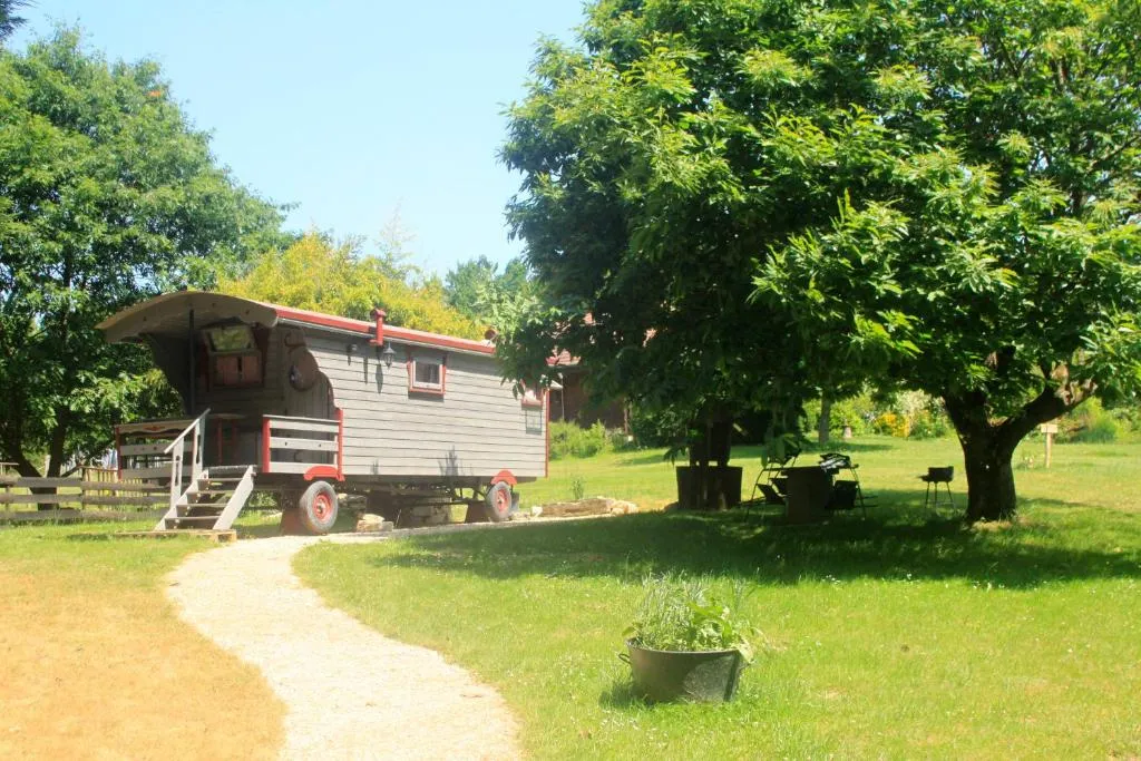 Belle roulotte au Jardin de la Vouivre, roulotte à Saint-Vincent-en-Bresse