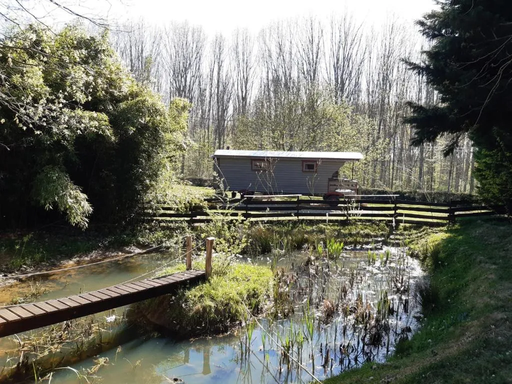 Belle roulotte au Jardin de la Vouivre à Saint-Vincent-en-Bresse, photo 2