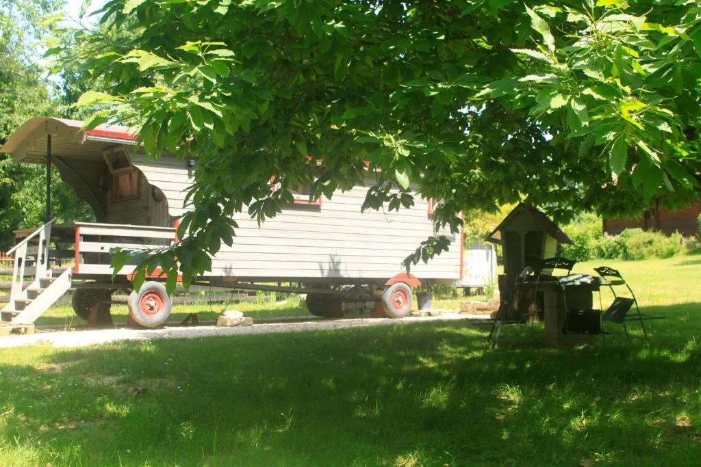 Belle roulotte au Jardin de la Vouivre à Saint-Vincent-en-Bresse, photo 3