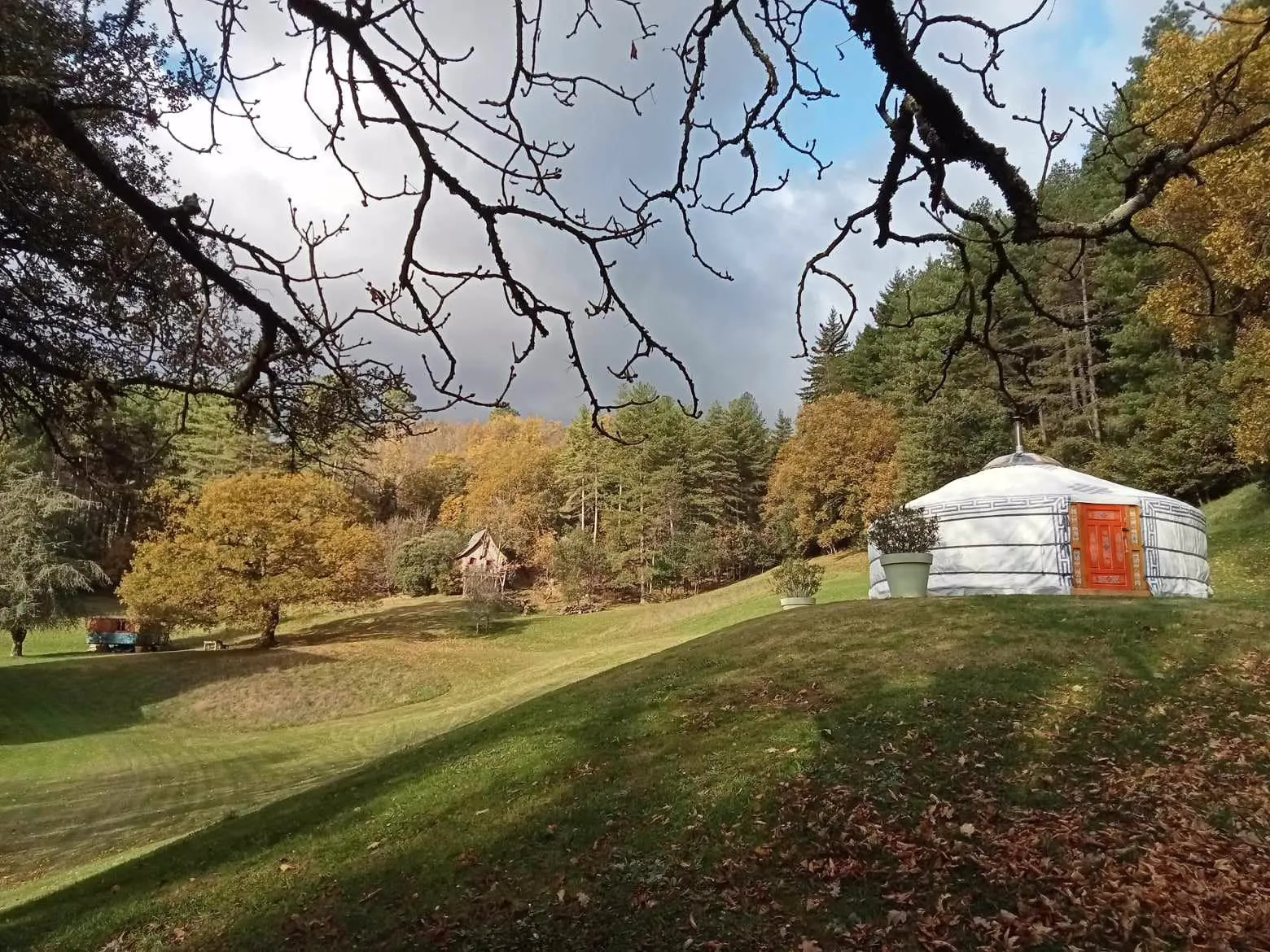 Roulotte au pied du chêne de Meyras, roulotte en bois à Meyras