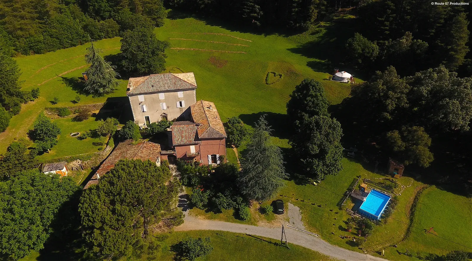 Roulotte au pied du chêne de Meyras à Meyras, photo 3