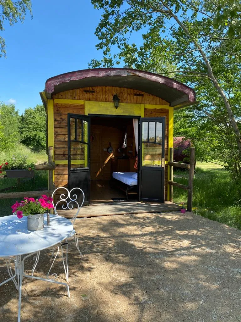 Roulotte Bohème du Village Toue, roulotte gitane à Chassenard