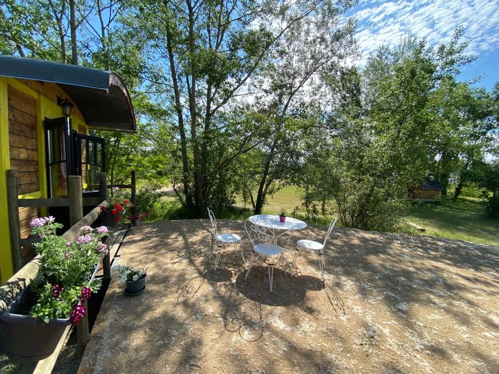 Roulotte Bohème du Village Toue à Chassenard, photo 3