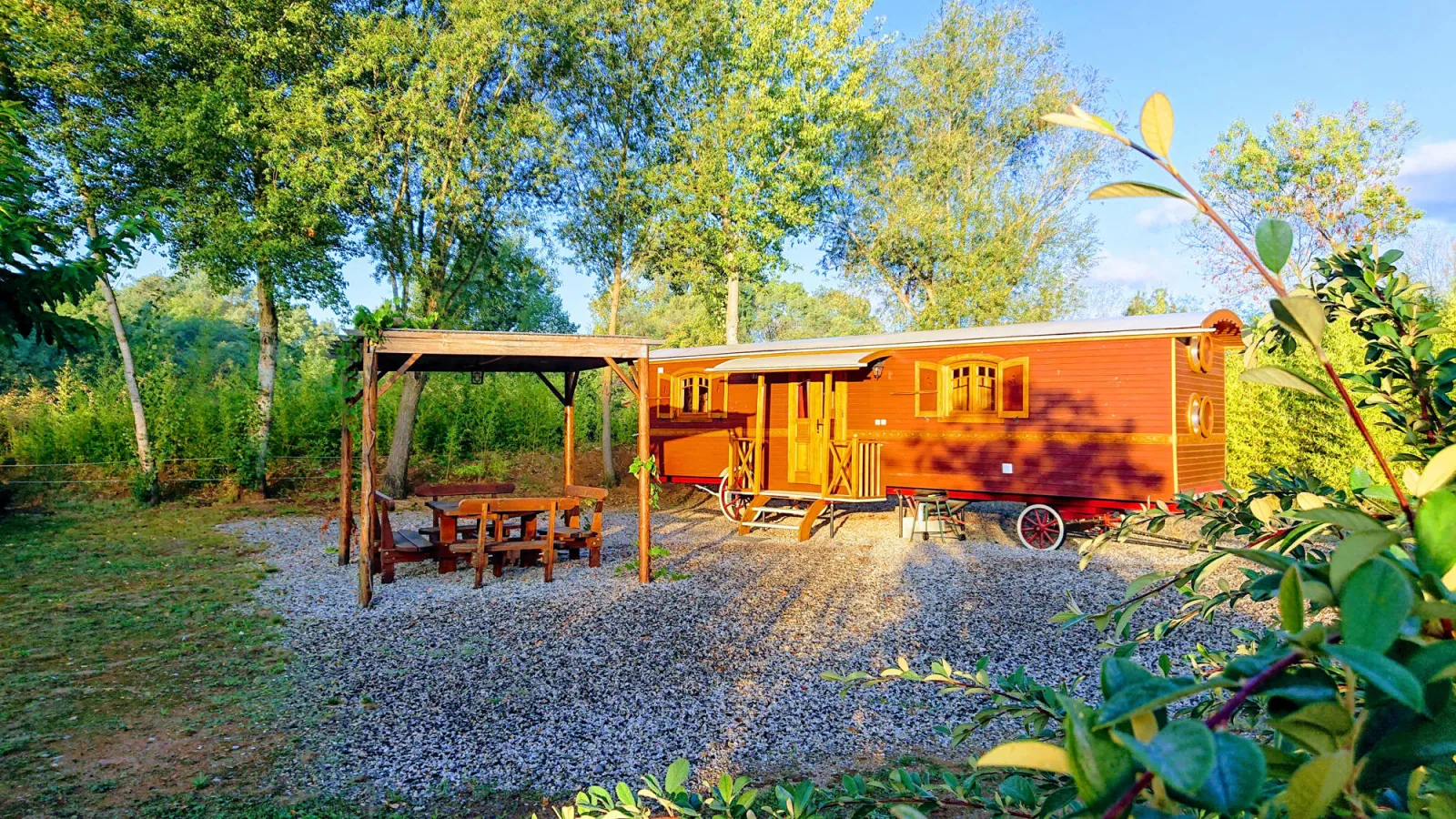 Roulotte d'Ardèche du Village Mériva, roulotte en bois à Montréal