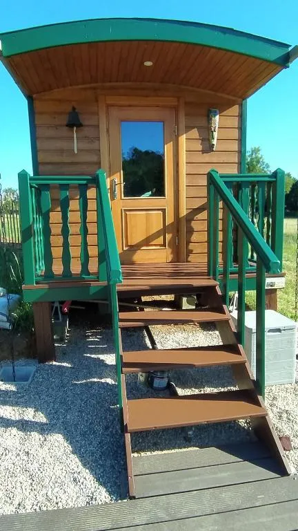 Roulotte de la Petite Beauronne, roulotte en bois à Les Lèches