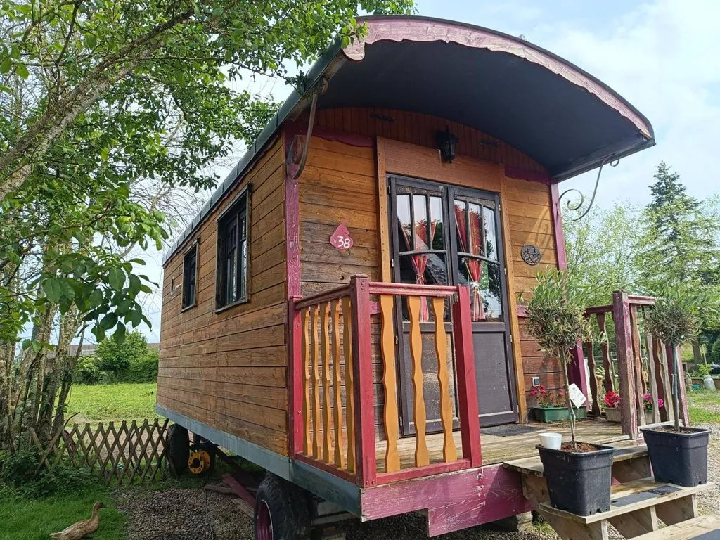 La roulotte de la tribu deschpouss à Saint-Christophe-en-Boucherie, photo 5