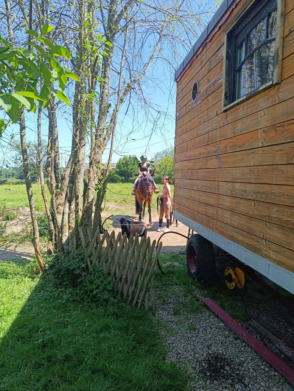 La roulotte de la tribu deschpouss à Saint-Christophe-en-Boucherie, photo 7