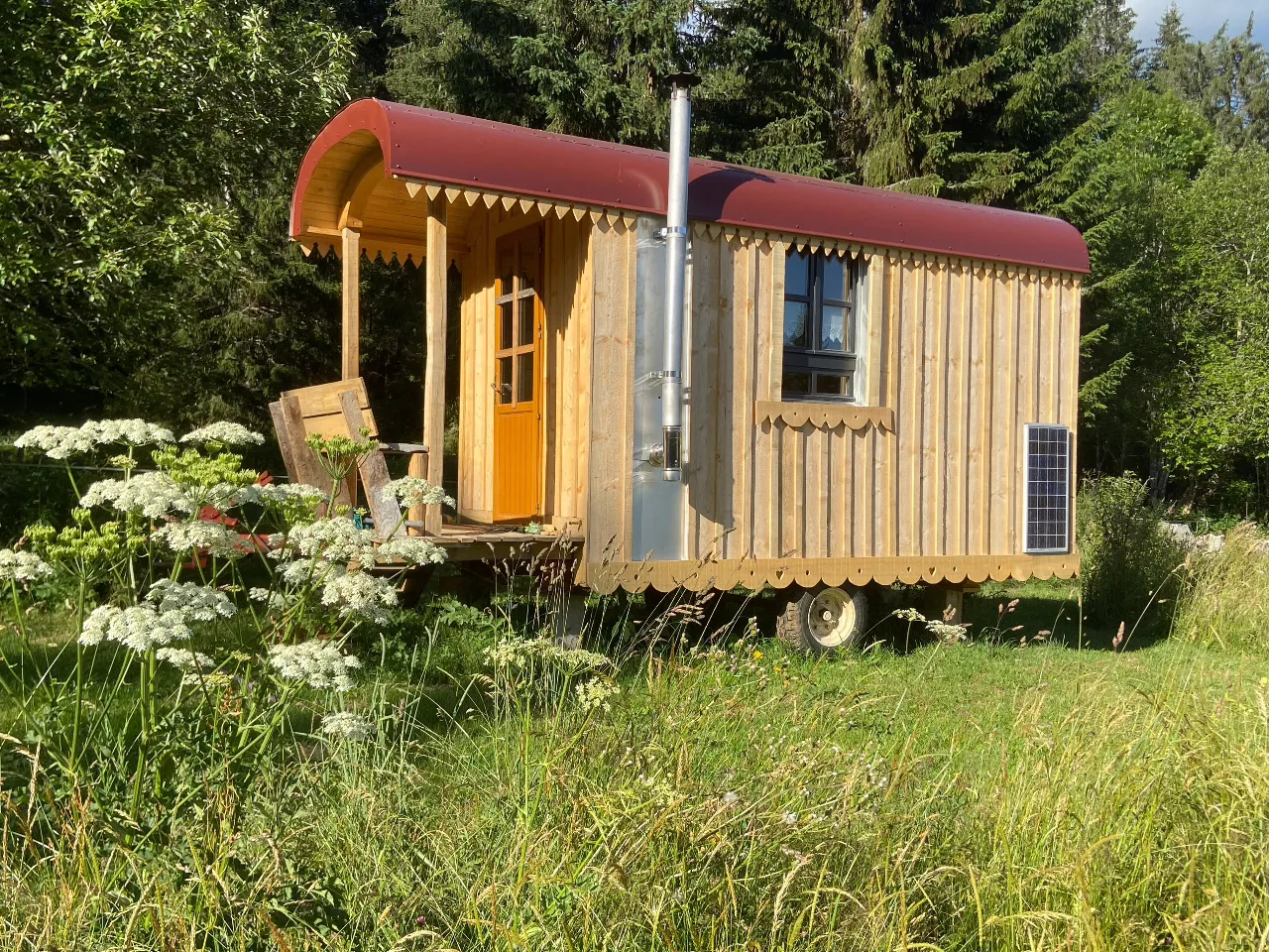 Roulotte des chiens nordiques, roulotte à Chaux-Neuve
