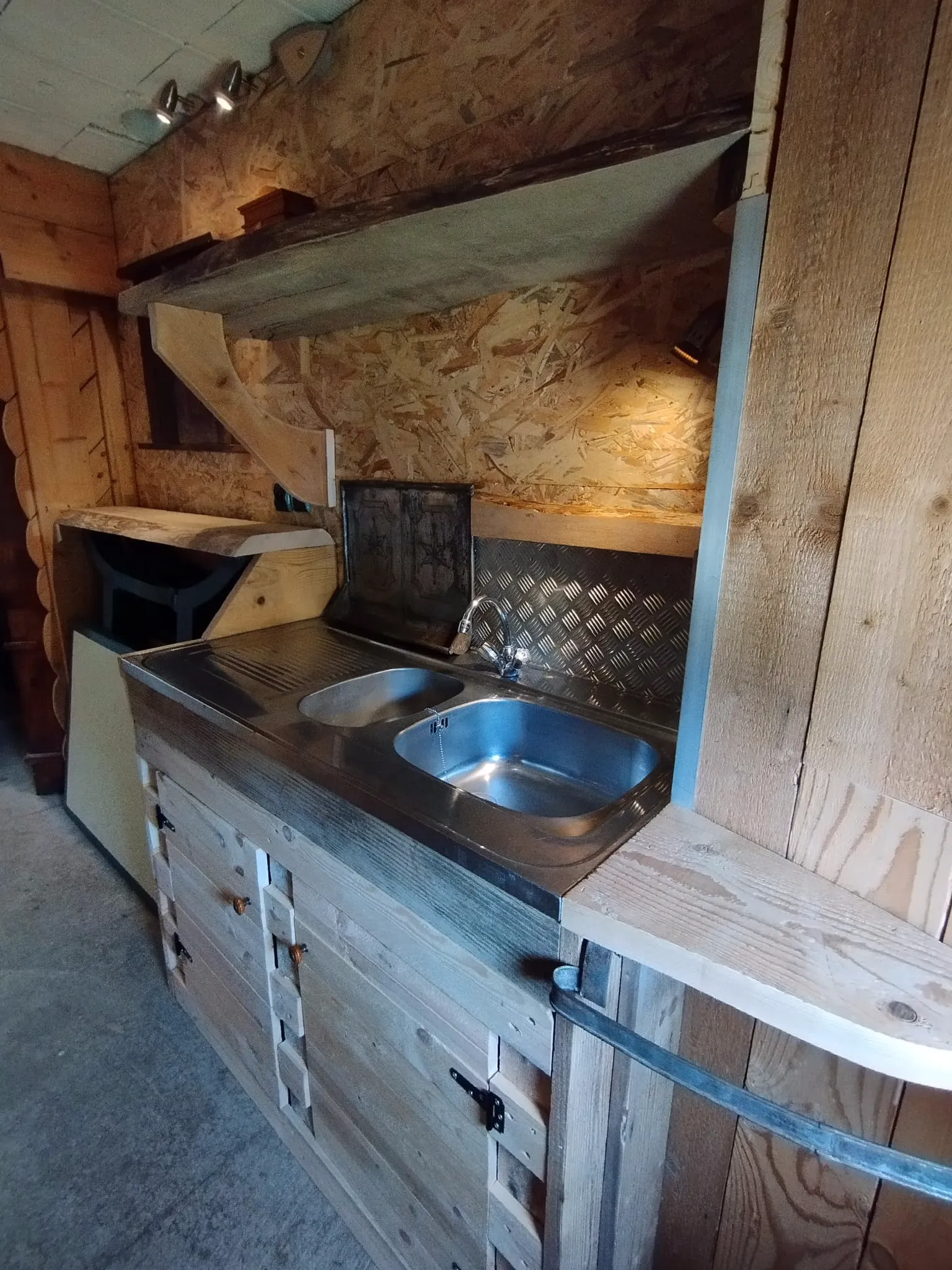 Roulotte des chiens nordiques à Chaux-Neuve, photo 7
