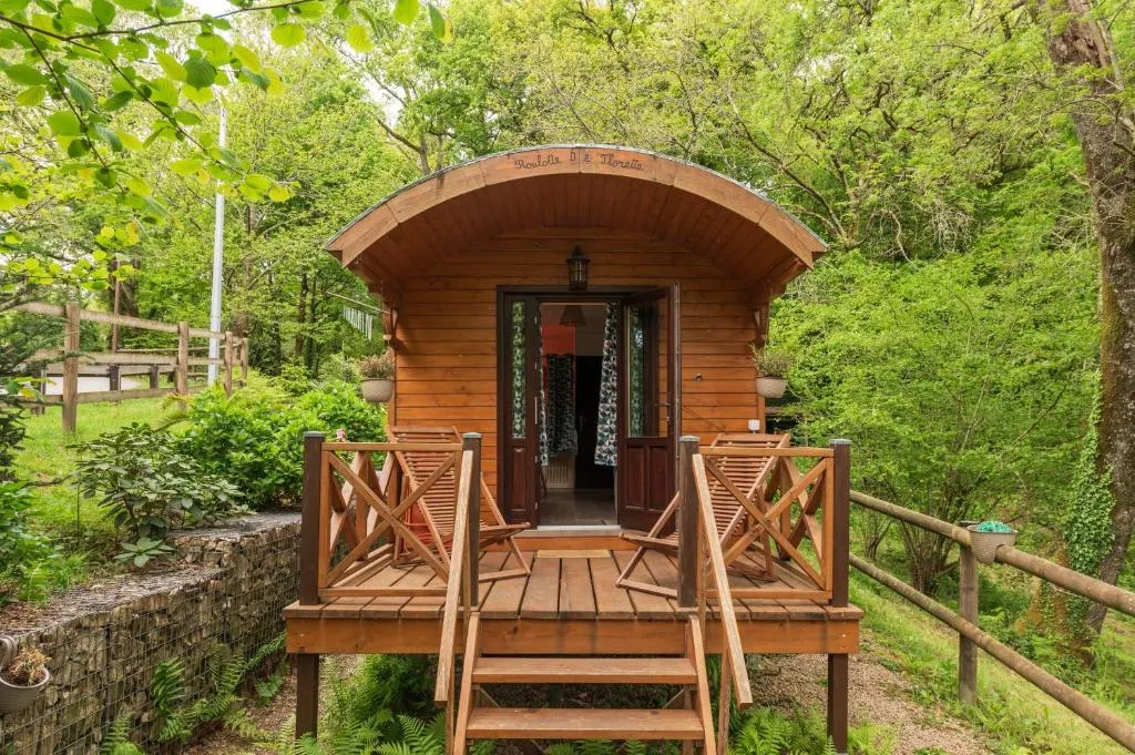 Roulotte du Moulin de Lesnevé, roulotte en bois à Saint-Avé
