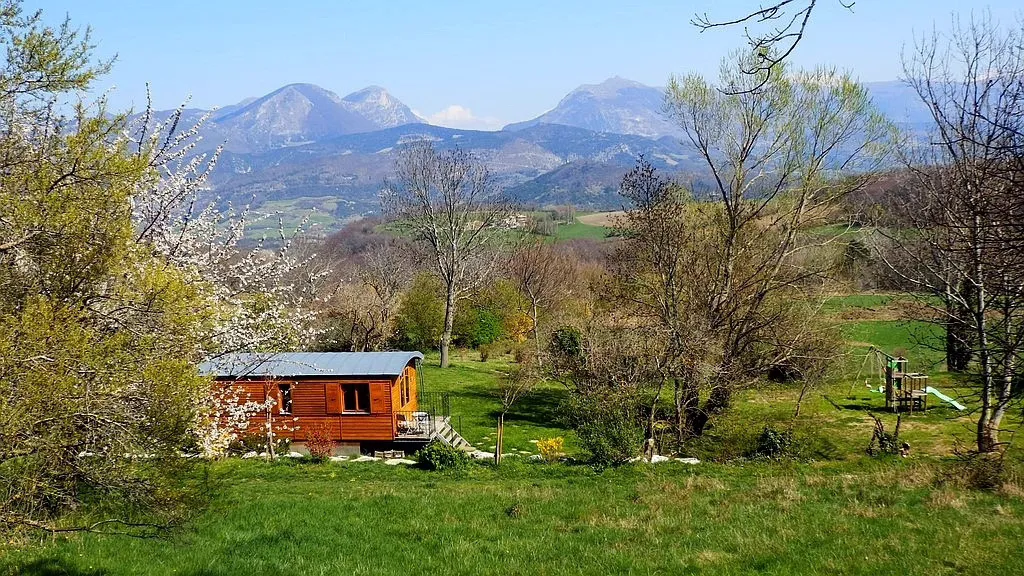 La Roulotte du Panicaut face à Couspeau, roulotte en bois à Francillon-sur-Roubion