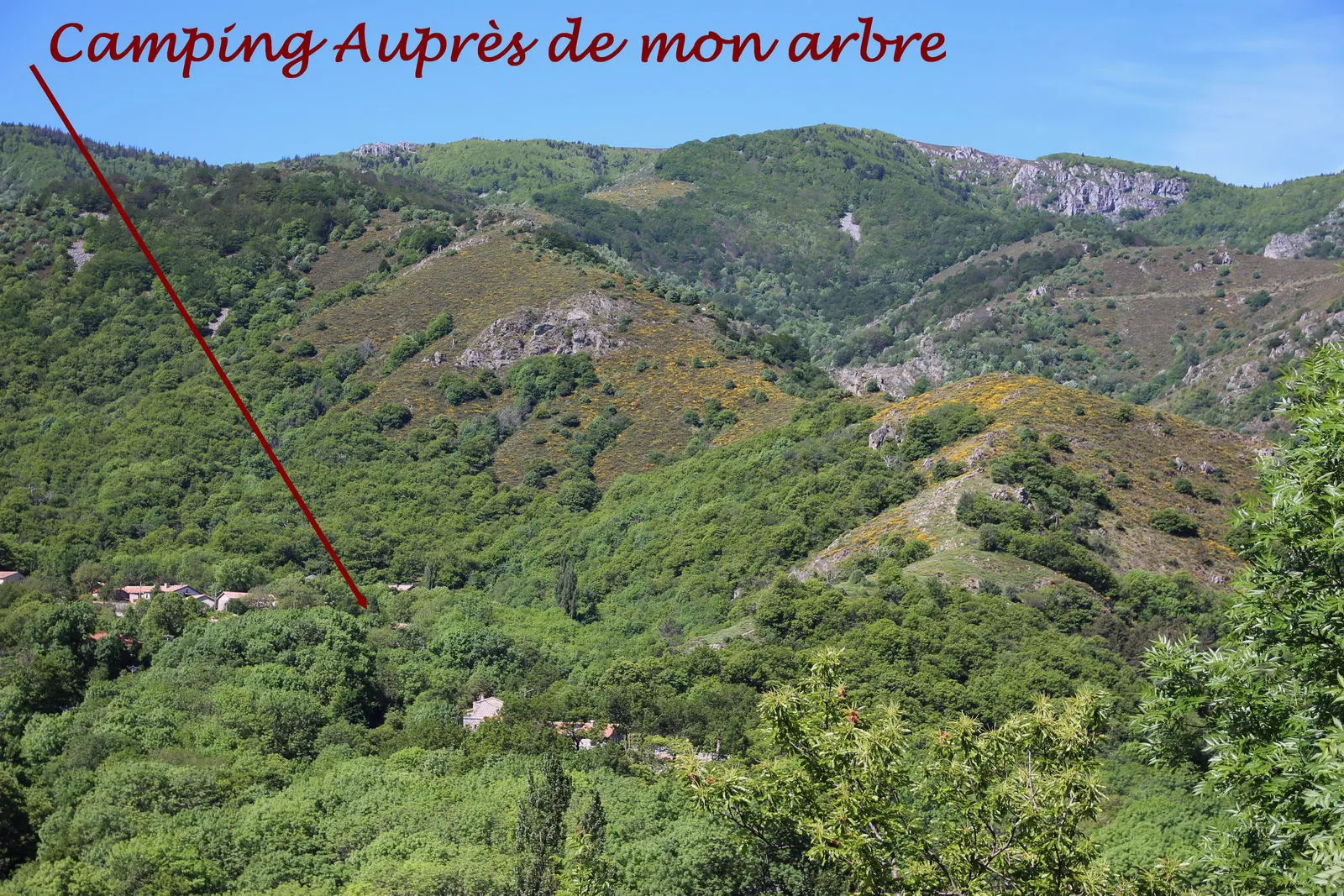 Roulotte en bord de ruisseau, roulotte à Mayres