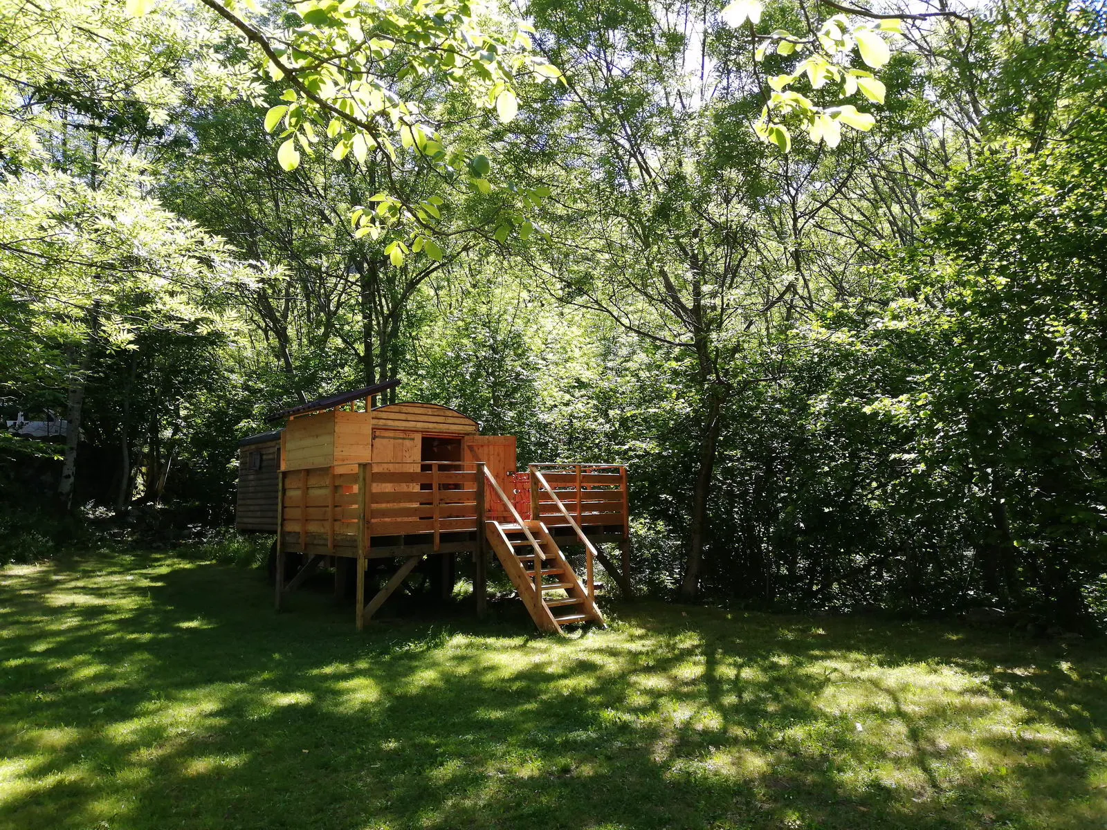 Roulotte en bord de ruisseau à Mayres, photo 5