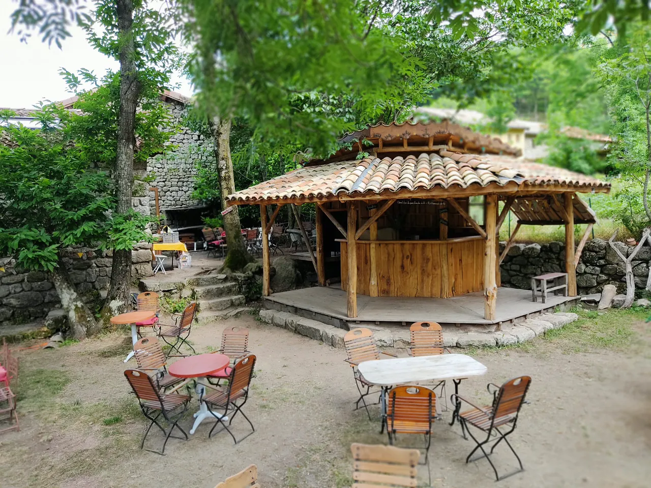 Roulotte en bord de ruisseau à Mayres, photo 7