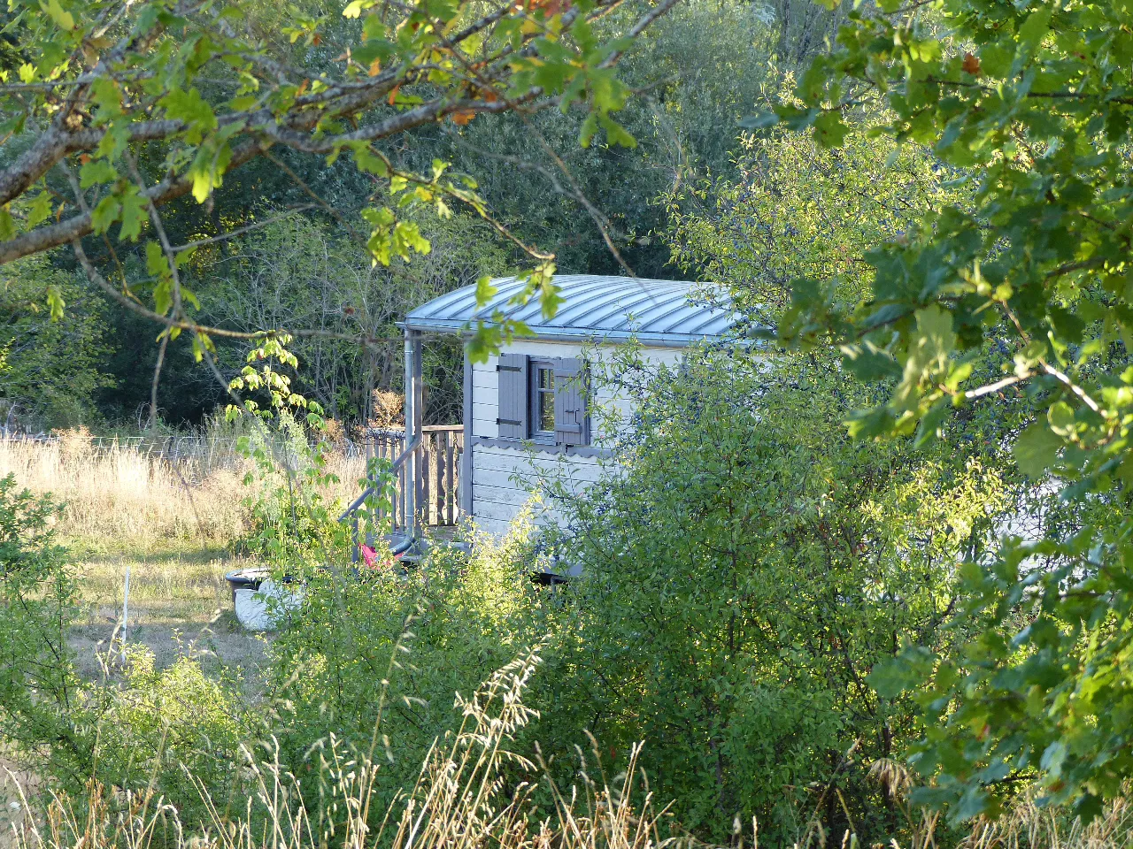 La Roulotte en douglas de Gavaudun, roulotte en bois à Gavaudun