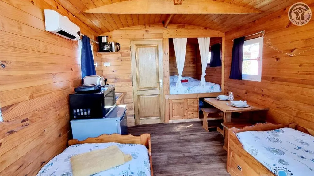Roulotte et Jacuzzi de Rachel au Domaine du Reuze, roulotte à Winnezeele