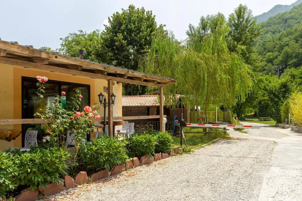 Roulotte insolite terrasse nature à Touët-sur-Var, photo 4