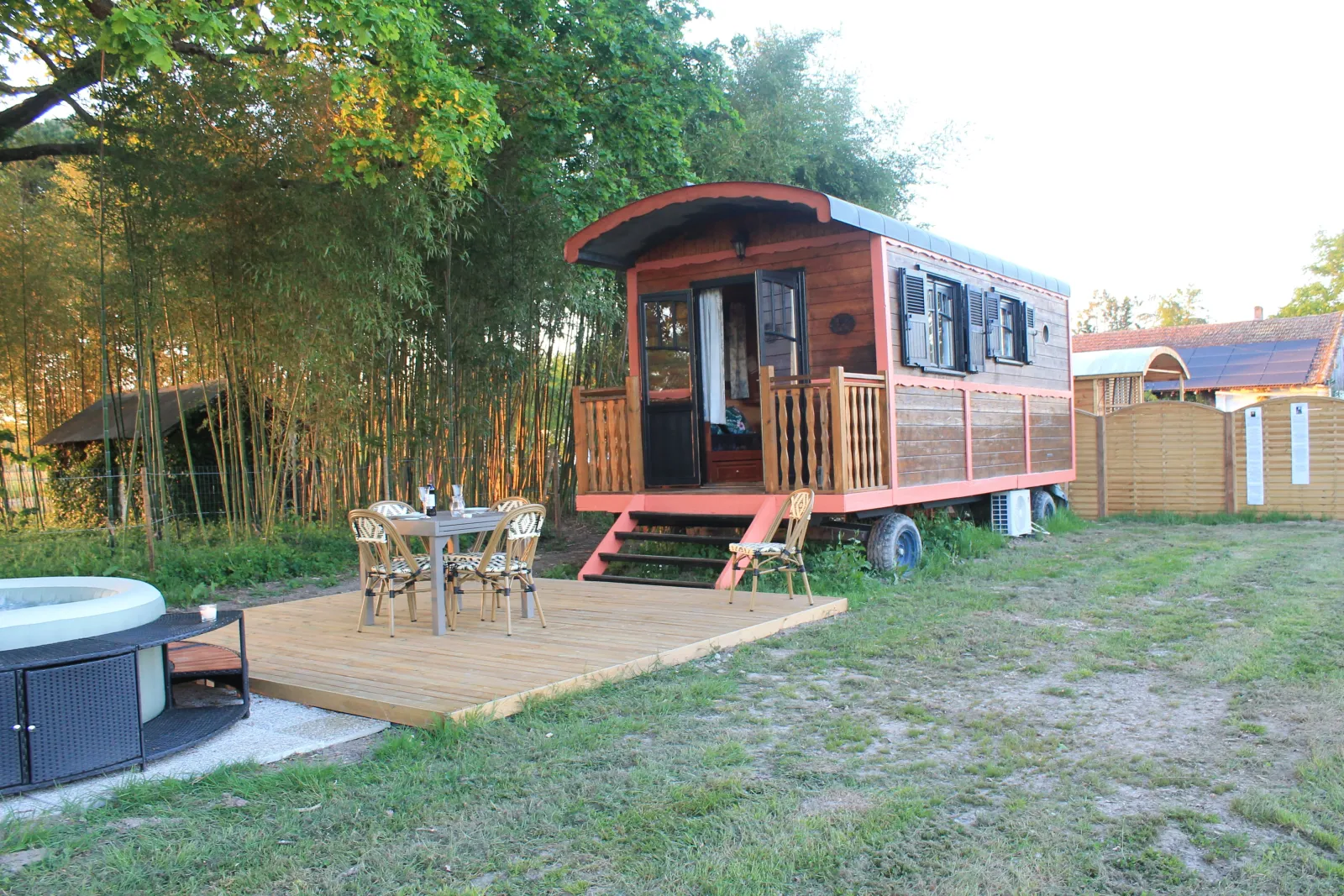 Roulotte La Muse et son spa, roulotte à Beaupouyet