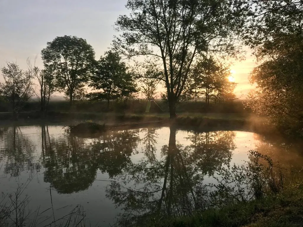 Domaine des Galinaces, roulotte en bois à Marigny-lès-Reullée