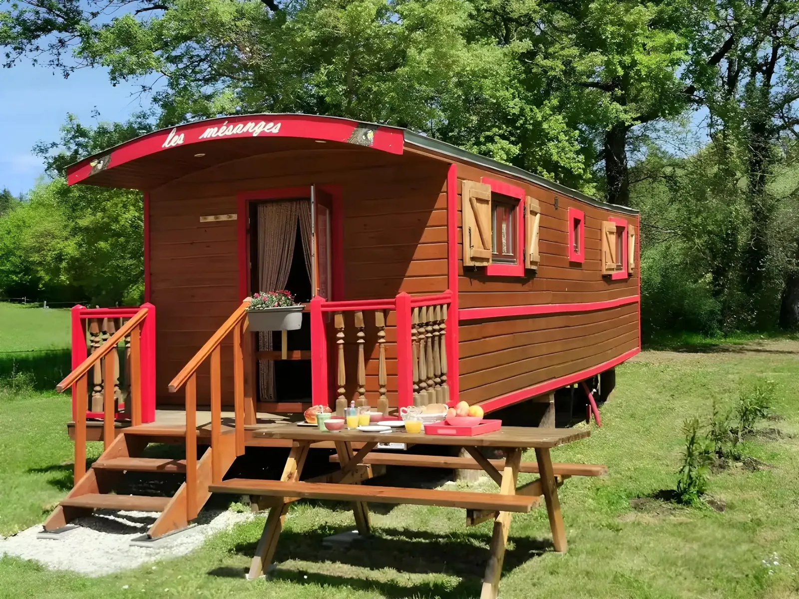 Roulotte Les Mésanges, roulotte gitane à Sainte-Foi