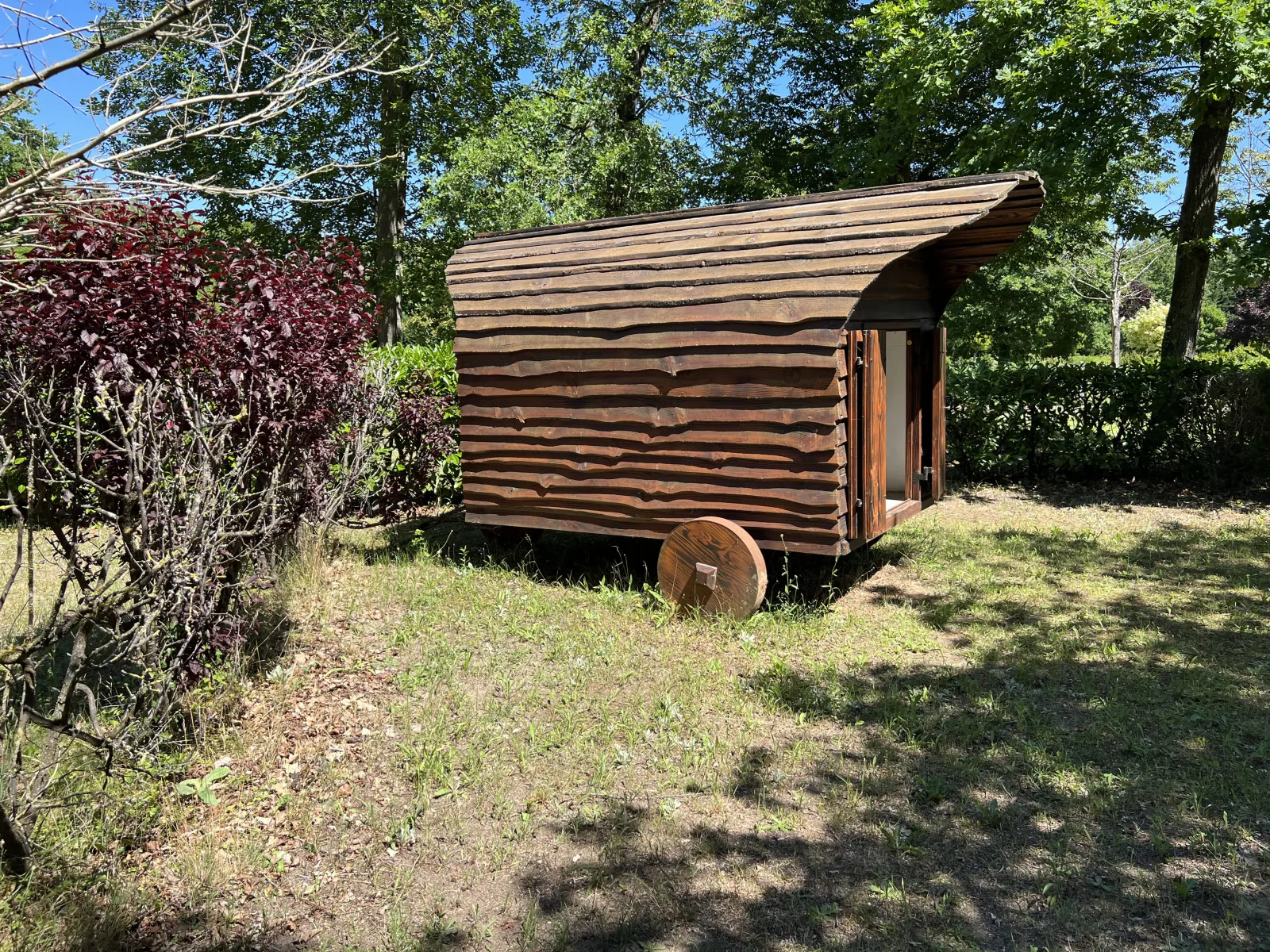 Roulotte Mozart, roulotte en bois à Bagneaux-sur-Loing