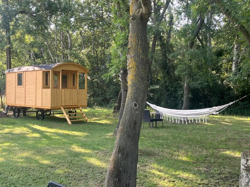 Roulotte Natiraa avec sauna et piscine, roulotte à Tarascon