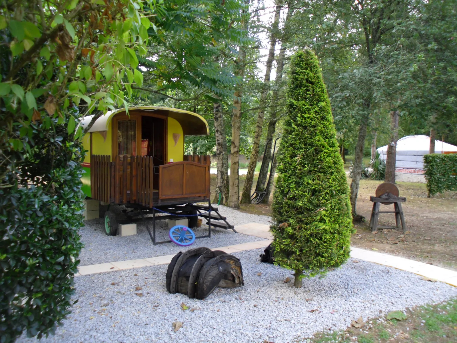 Roulotte Nino, roulotte gitane à Landeronde
