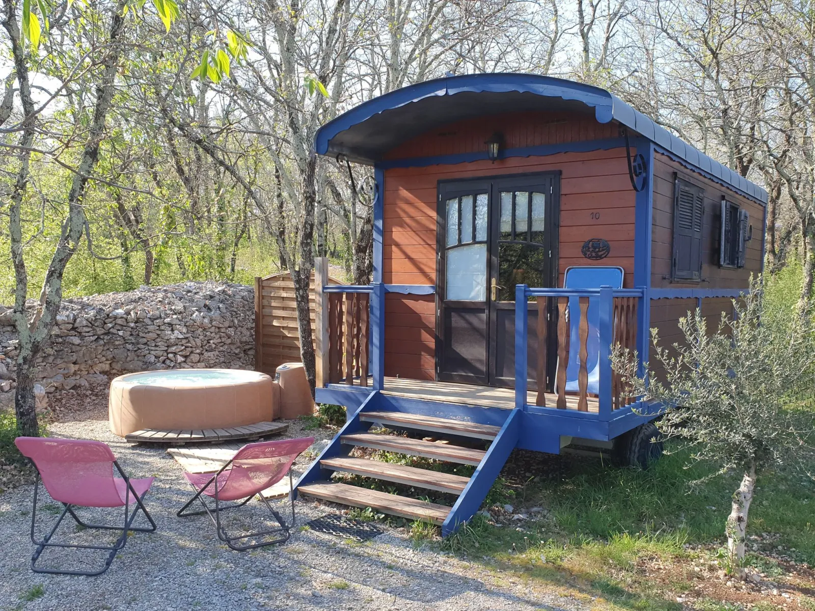 Roulotte Nuit d'Amour & Spa, roulotte à Vogüé