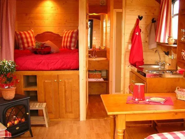 Roulotte Nuit d'Amour & Spa à Vogüé, photo 3