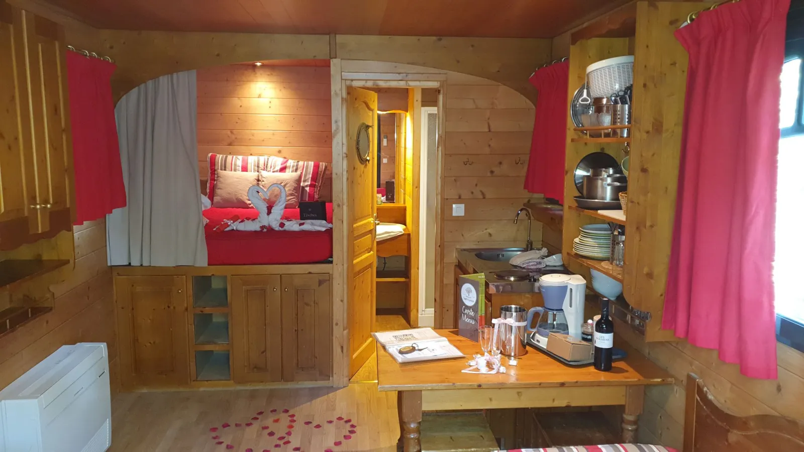 Roulotte Nuit d'Amour & Spa à Vogüé, photo 5