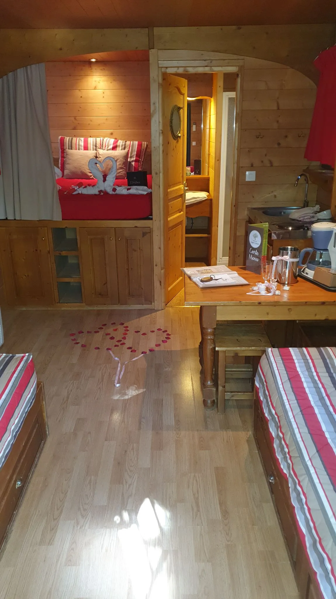Roulotte Nuit d'Amour & Spa à Vogüé, photo 6