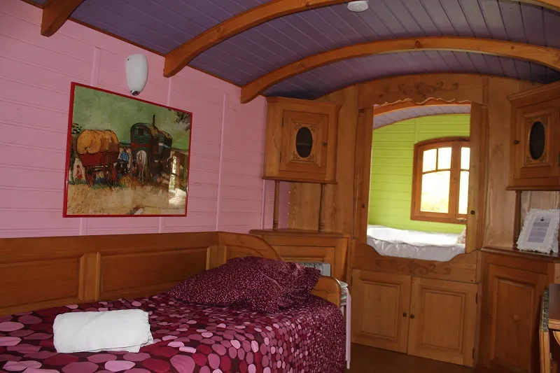 Roulotte Tzigane du Family Ecolodge à Batilly-en-Puisaye, photo 4