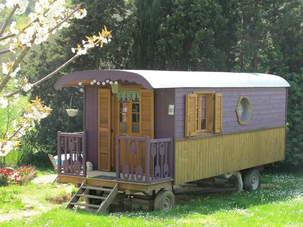 Roulotte Violette du Lauragais, roulotte en bois à Montmaur