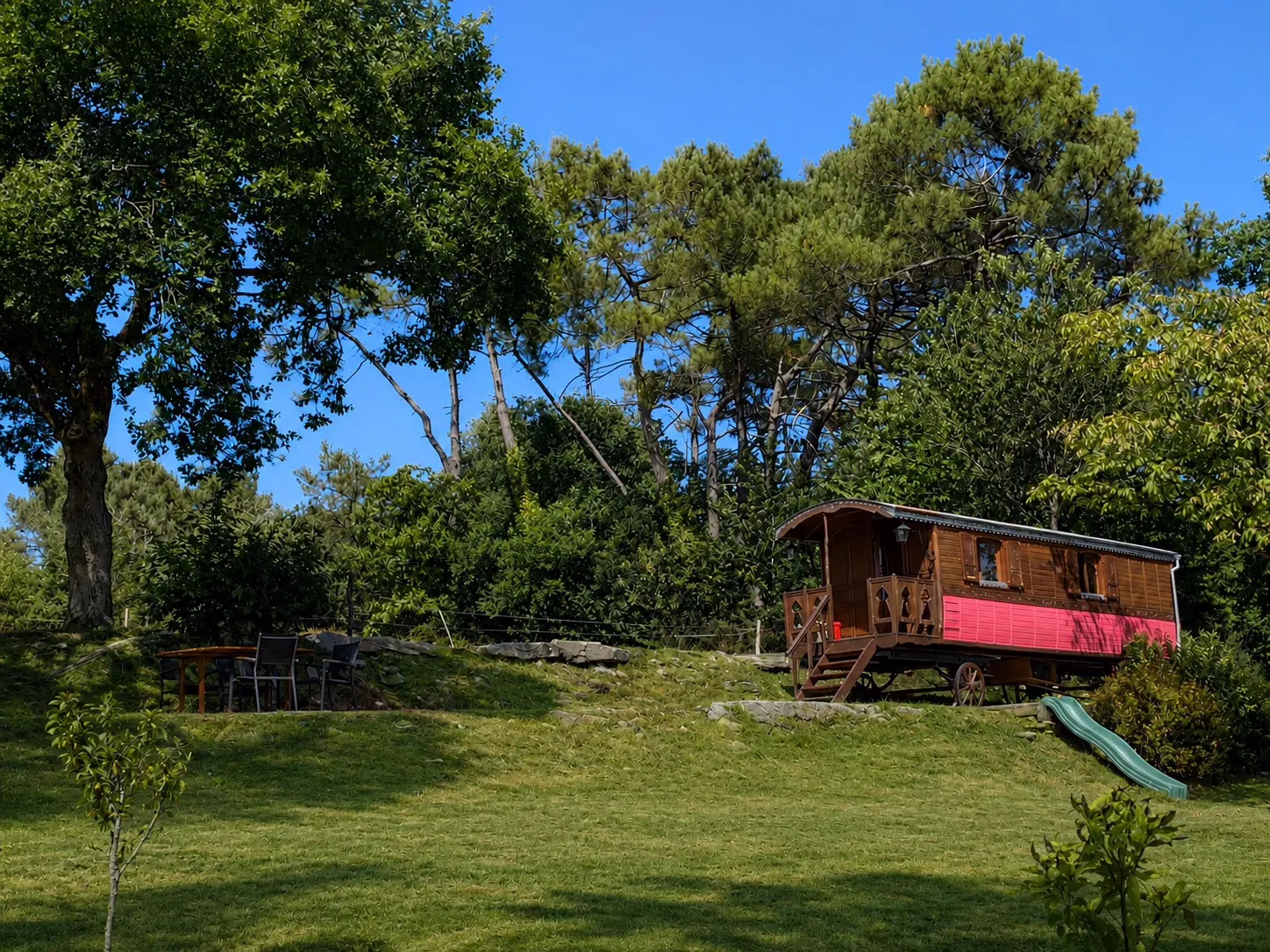 Une roulotte et des chevaux, roulotte à Treffléan