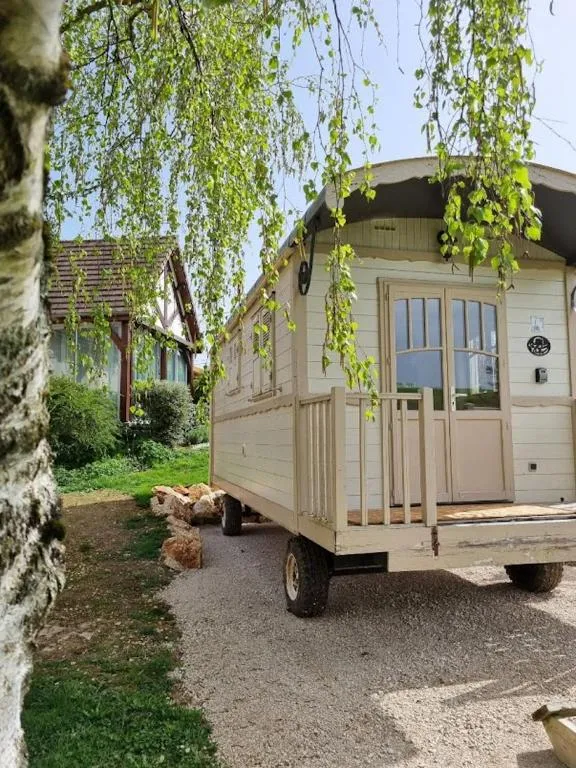 Villa Rose La Belle Roulotte, roulotte à Escolives-Sainte-Camille