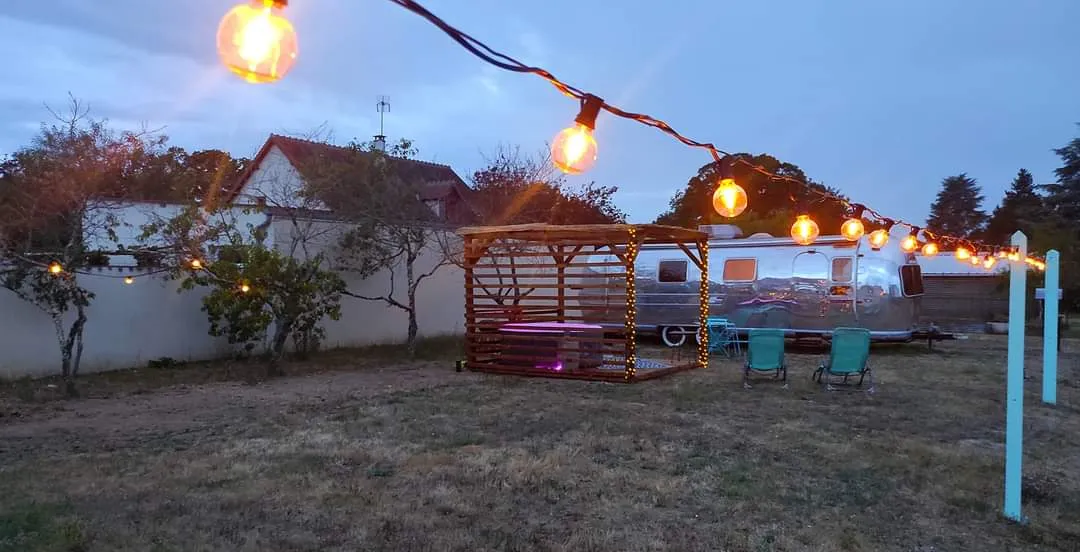 VintageCAMP Airstream et spa, caravane à Chabris